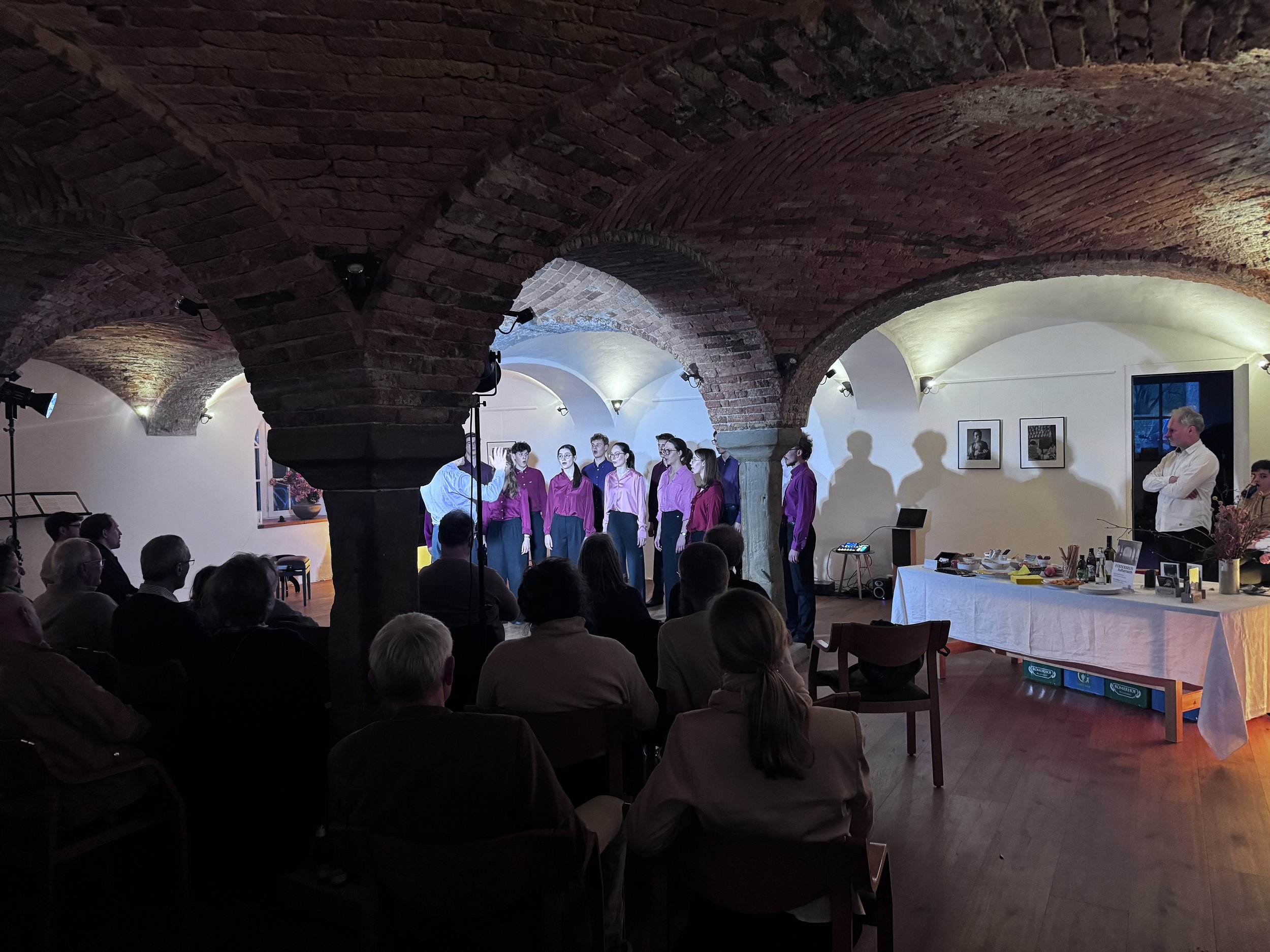 Der KammerChor KlangScala Salzburg beim Auftritt vor vollem Saal