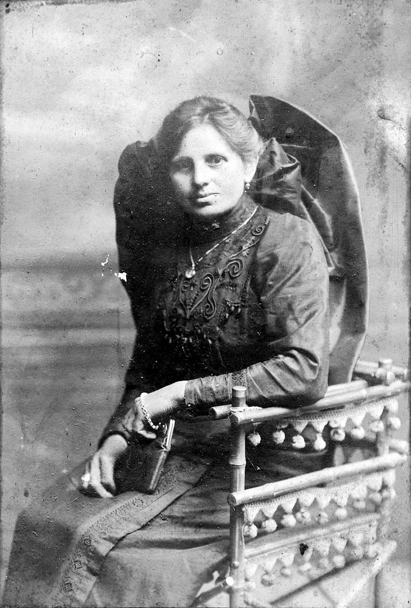 Atelierporträt einer jungen Frau, historische Aufnahme