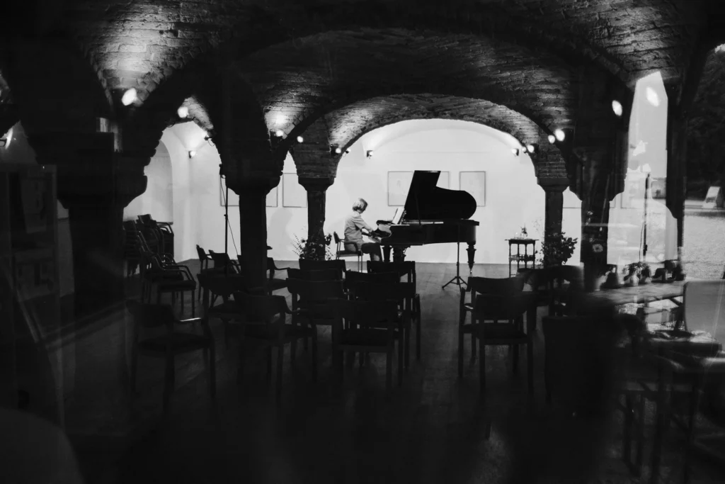 Der Saal, bestuhlt für ein Konzert