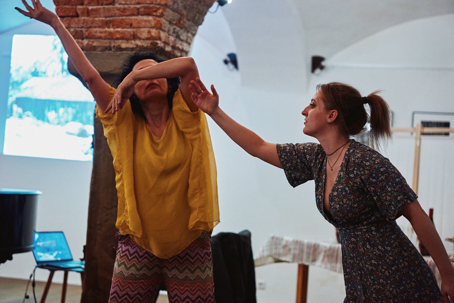 Zwei Tänzerinnen bei der Performance im Gewölbesaal