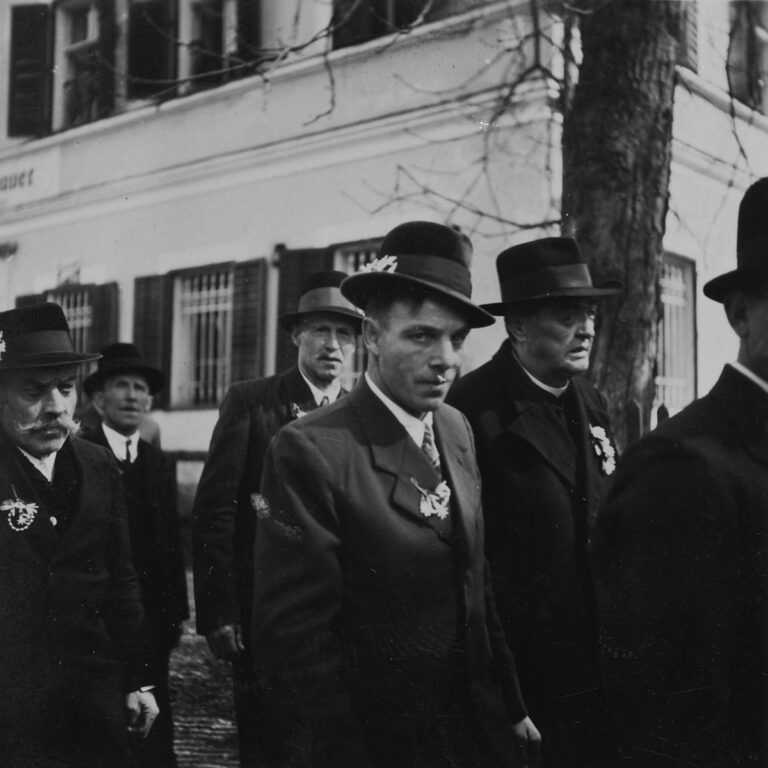 Hochzeit von Josef Lettner (Kogler) am 7. April 1947. (Blumen am Hut)
Rechts daneben der damalige Pfarrer von Oberhofen. Links dahinter der Vater von Josef Lettner und daneben der Schwiegervater (Kumersberger)
Hintergrund der Gutshof von Oberhofen am