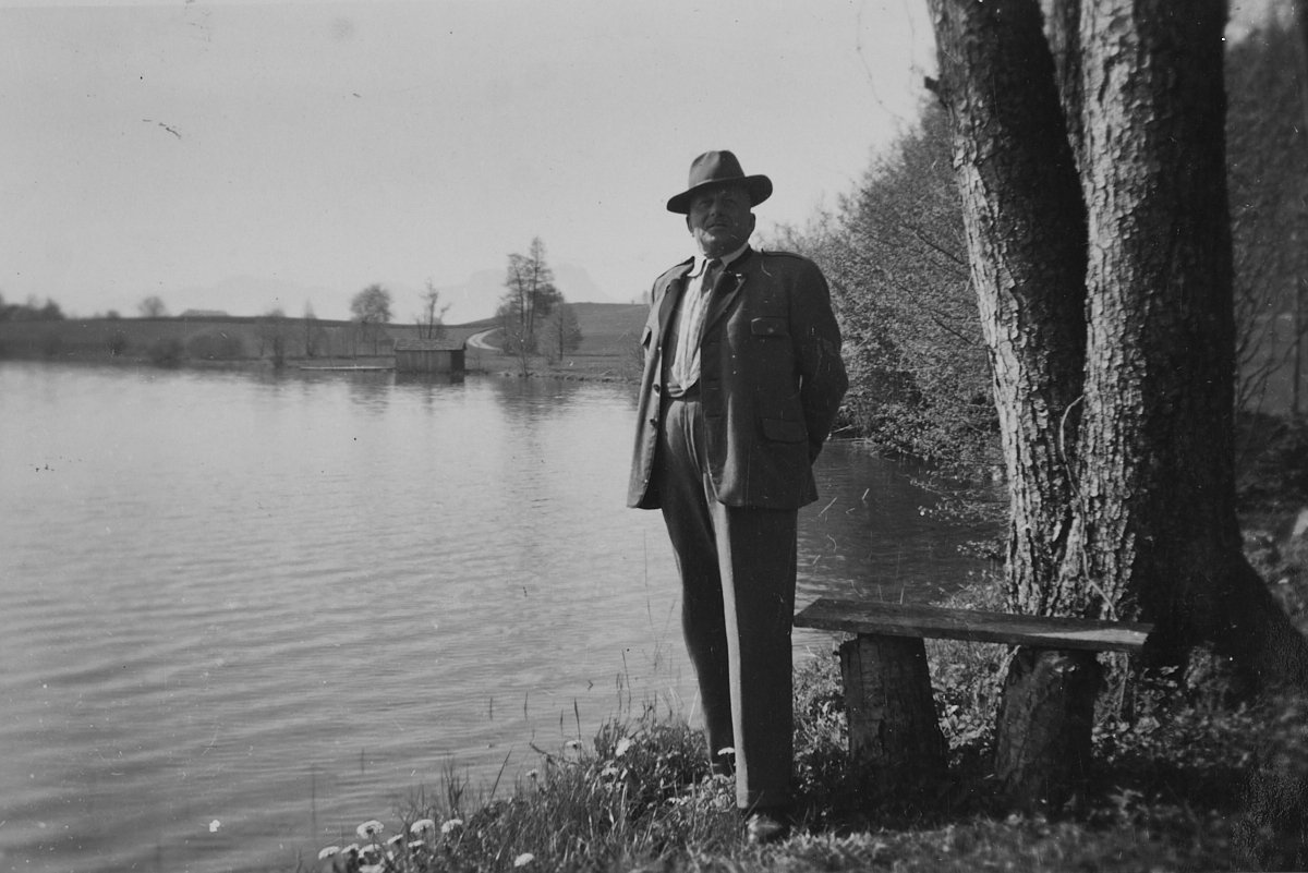 Mann mit Hut am Seeufer, historische Aufnahme