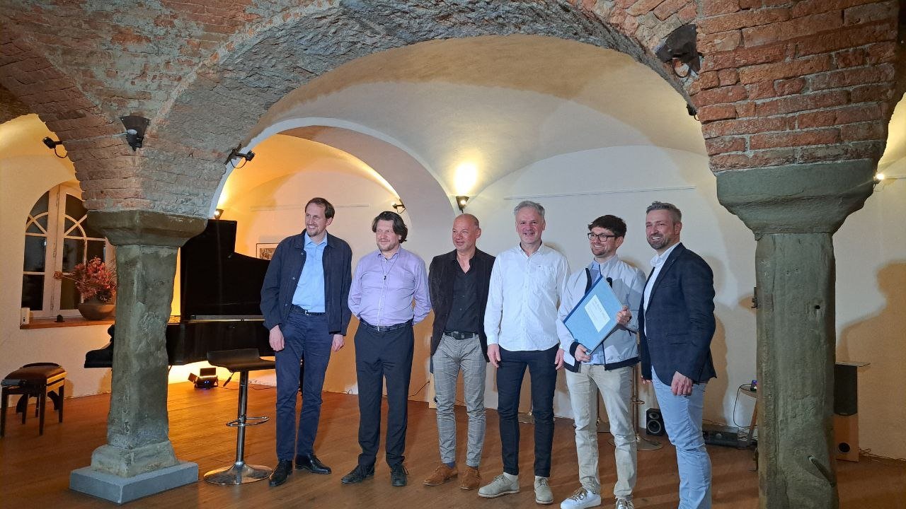 Die Mitwirkenden der CD-Präsentation vor dem Flügel im Gewölbesaal