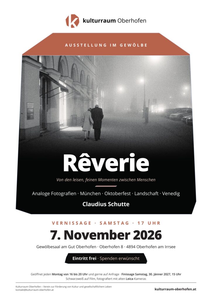 Plakat der Ausstellung Rêverie mit analogen Fotografien von Claudius Schutte: ein älteres Paar geht Arm in Arm durch den nächtlichen Nebel am Münchner Odeonsplatz. Vernissage 7. November 2026, 17 Uhr, Gewölbesaal am Gut Oberhofen.